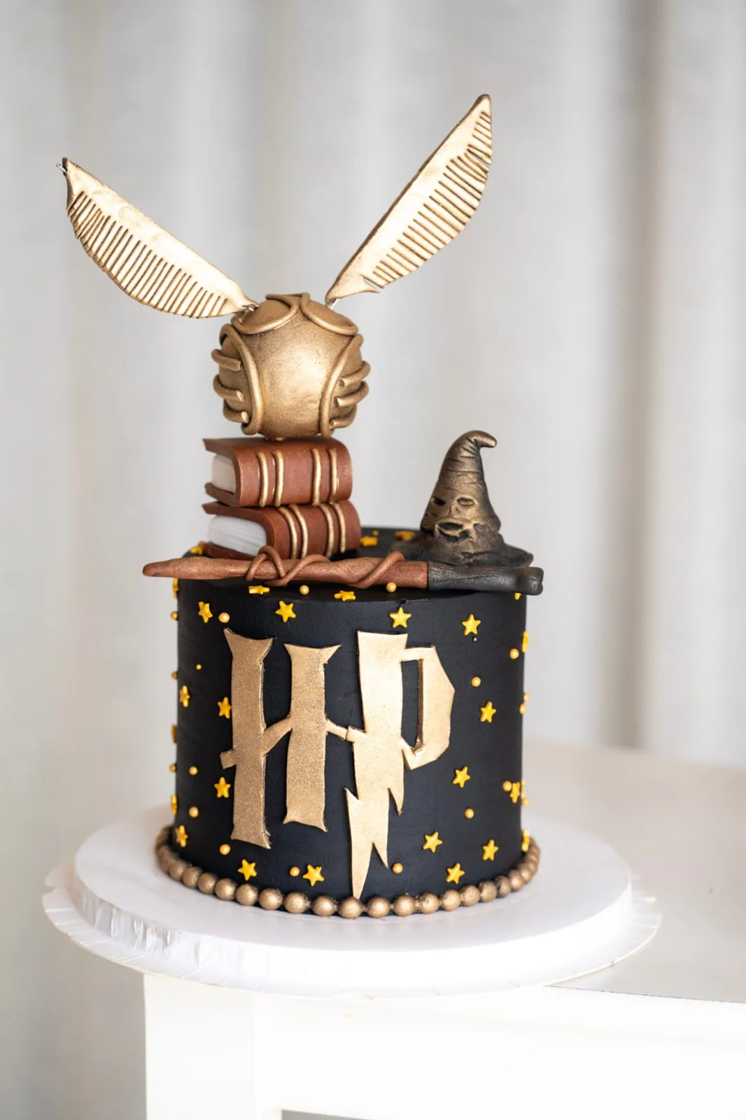Black and gold Harry Potter celebration cake